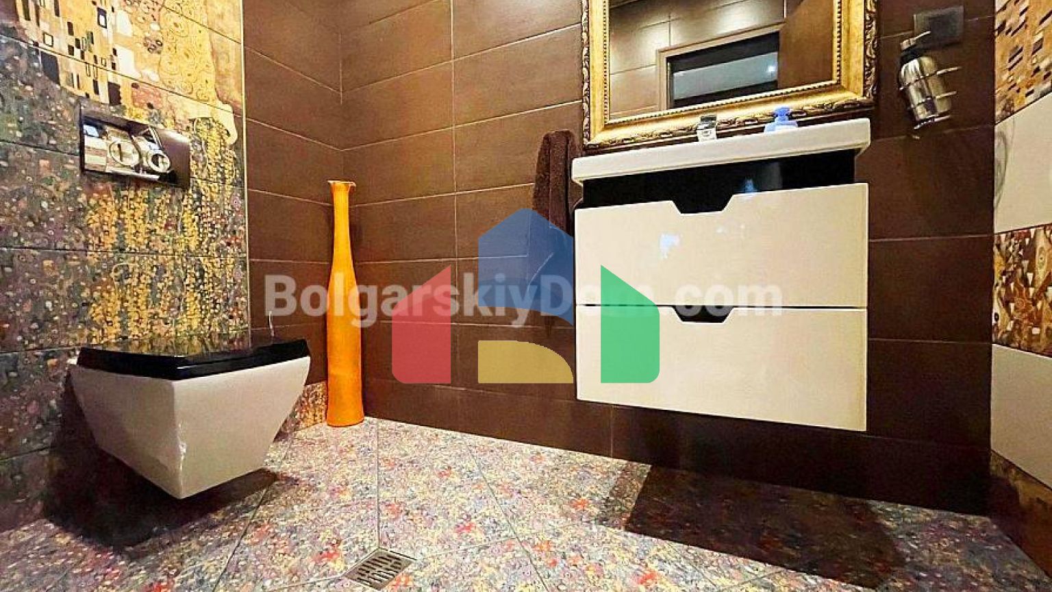 Триповерховий пентхаус в Естебані