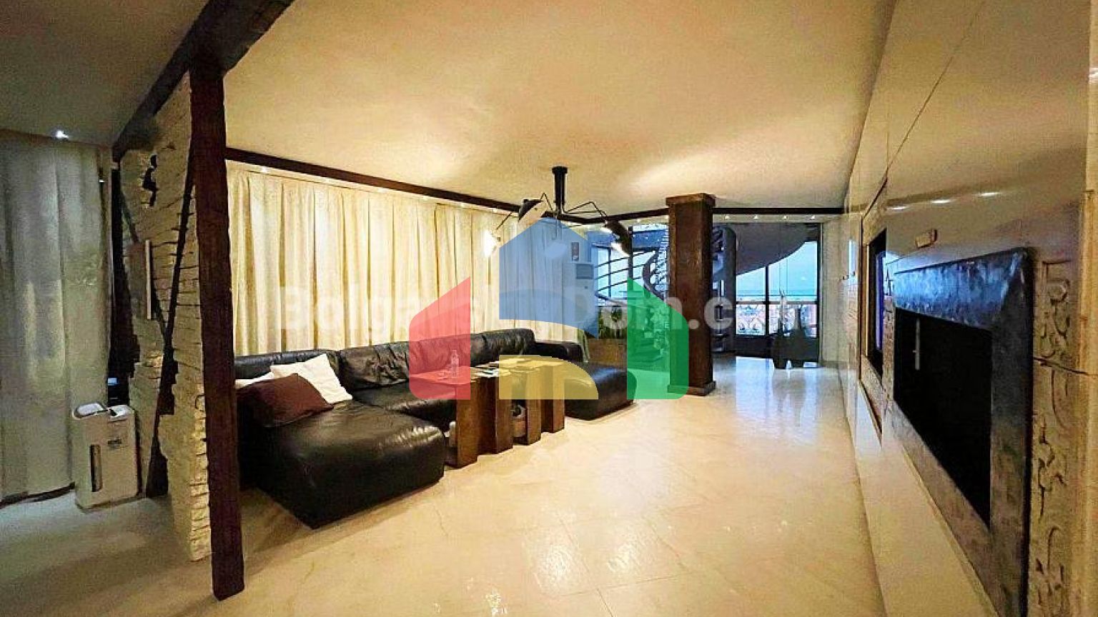 Триповерховий пентхаус в Естебані