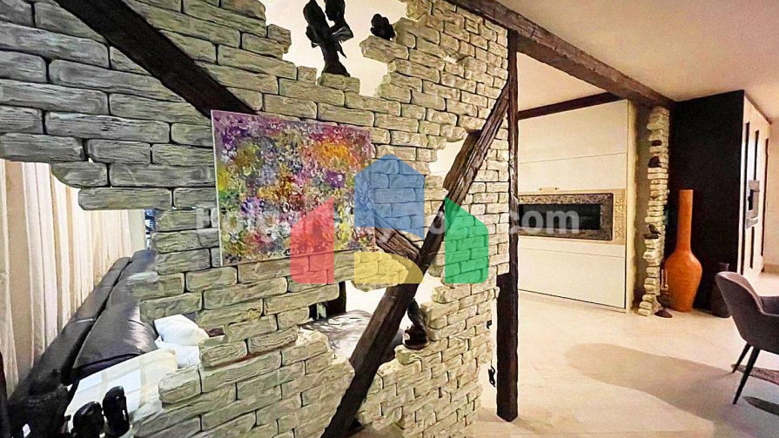 Триповерховий пентхаус в Естебані