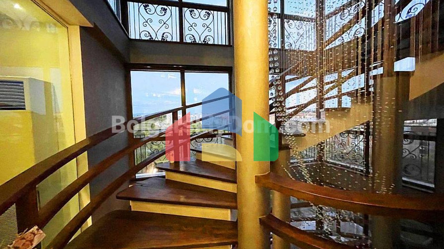 Триповерховий пентхаус в Естебані