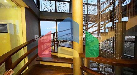 Триповерховий пентхаус в Естебані