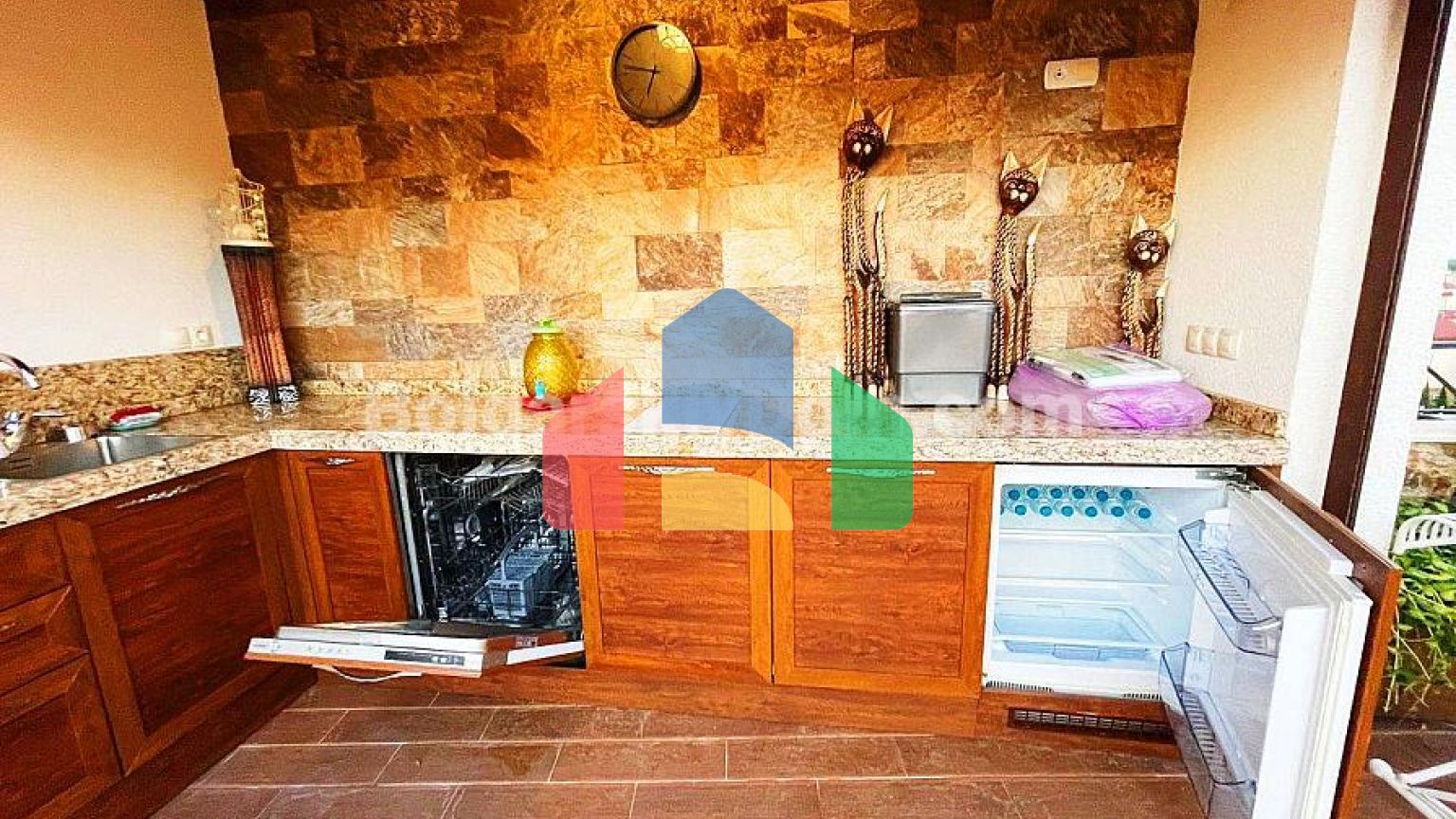 Триповерховий пентхаус в Естебані