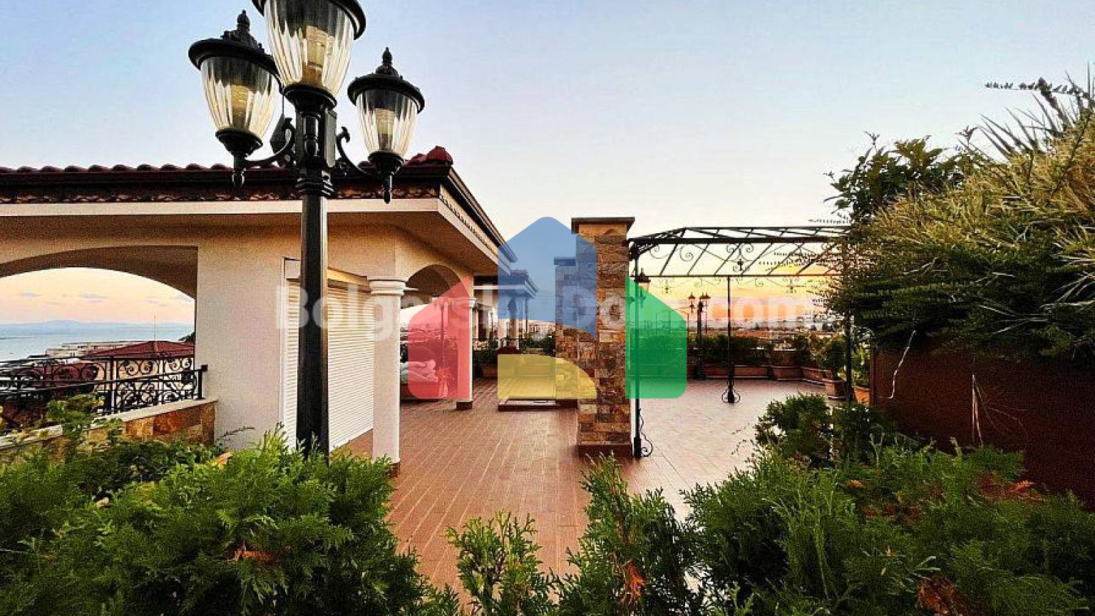 Триповерховий пентхаус в Естебані