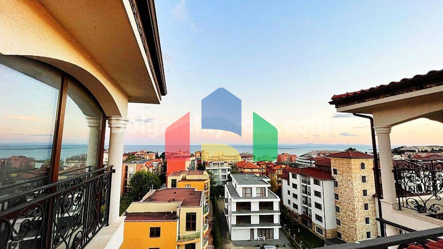 Триповерховий пентхаус в Естебані