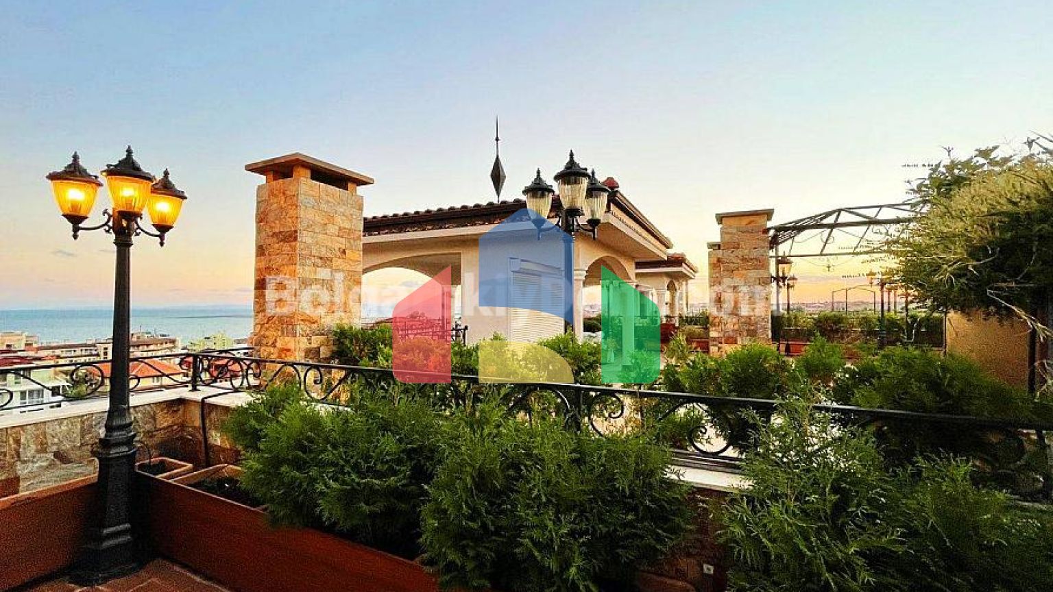 Триповерховий пентхаус в Естебані