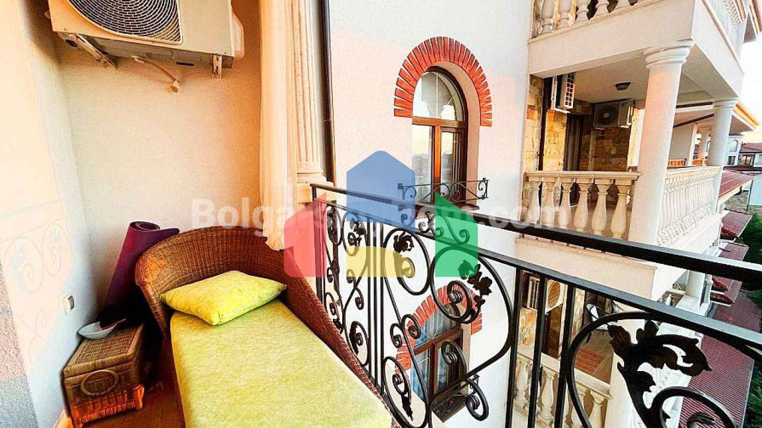 Триповерховий пентхаус в Естебані