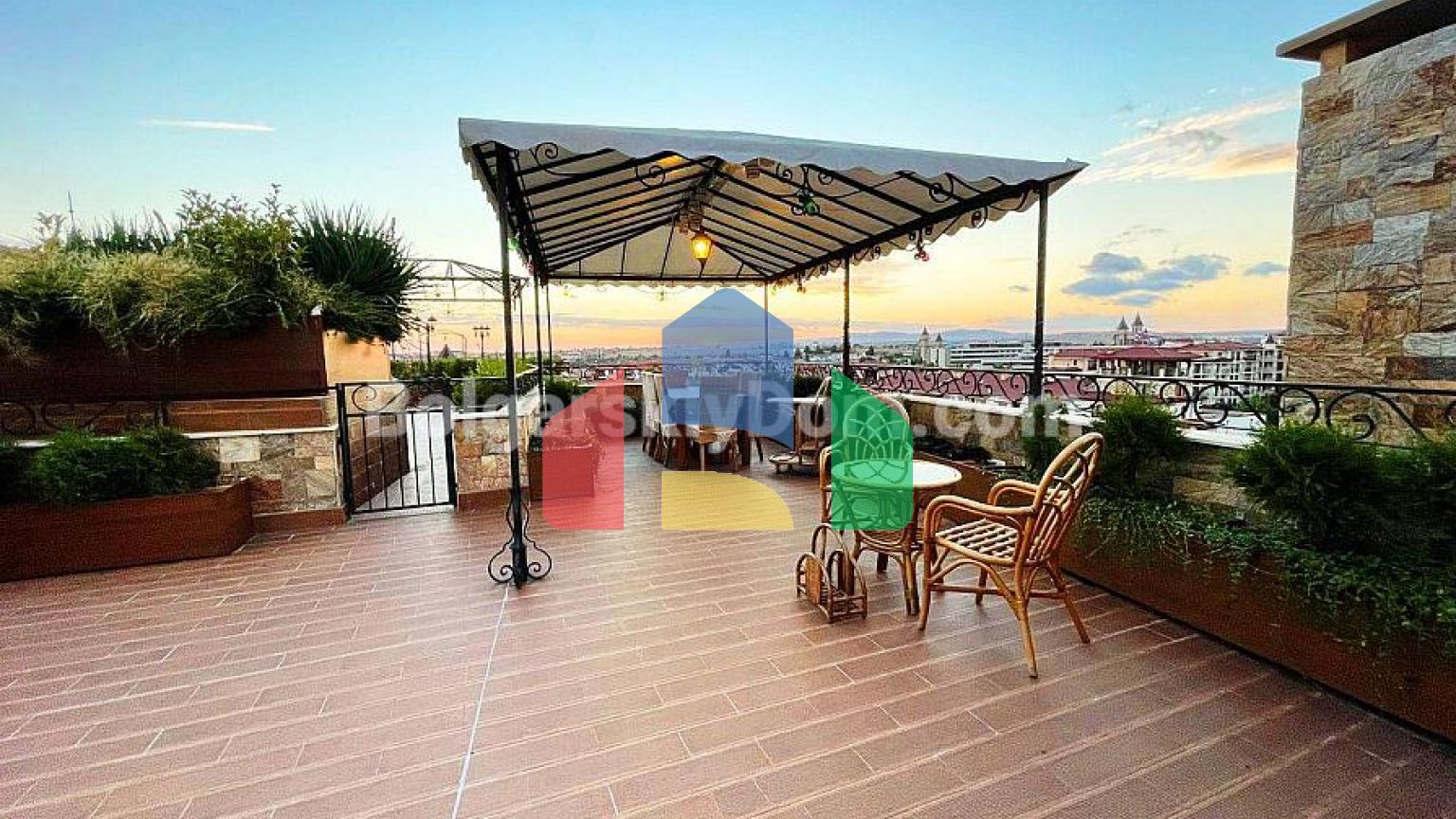 Триповерховий пентхаус в Естебані