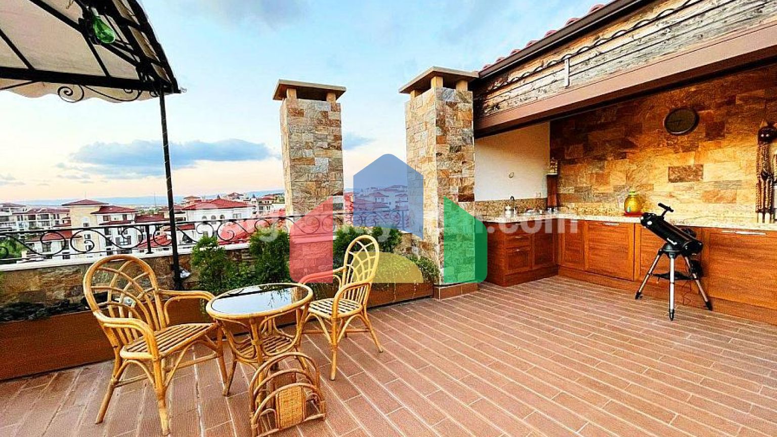 Триповерховий пентхаус в Естебані