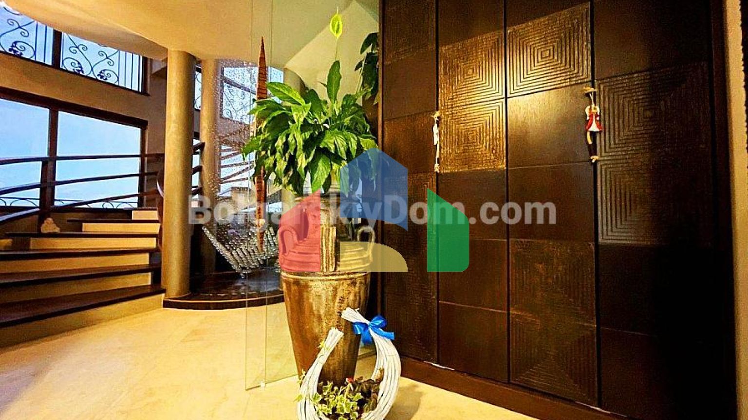 Триповерховий пентхаус в Естебані