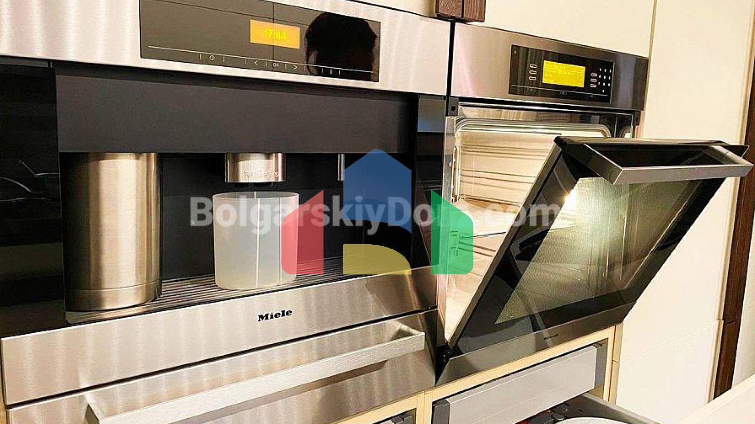 Триповерховий пентхаус в Естебані