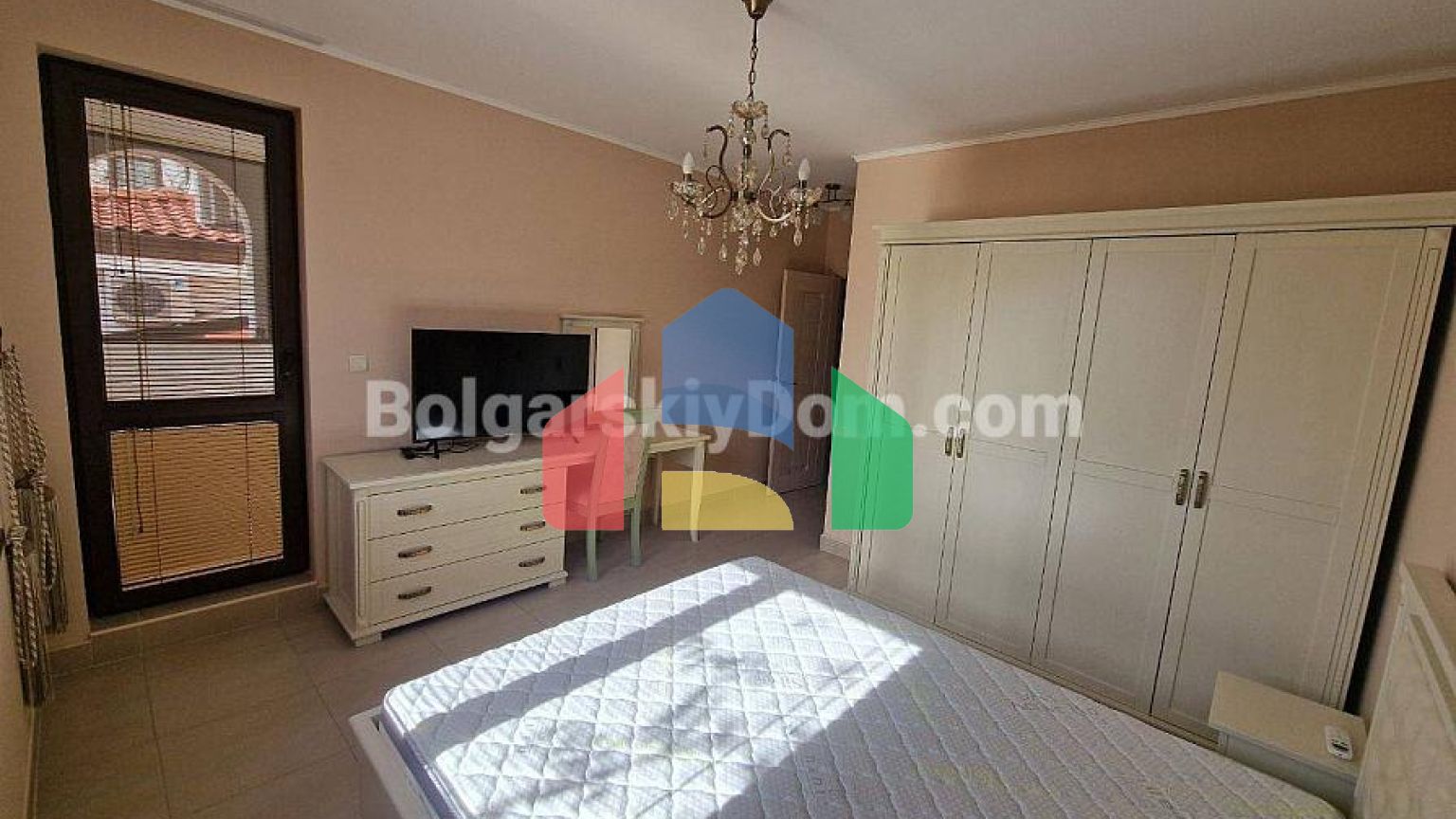 Чотирикімнатна квартира в Посейдон