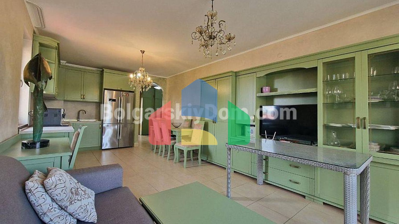 Чотирикімнатна квартира в Посейдон