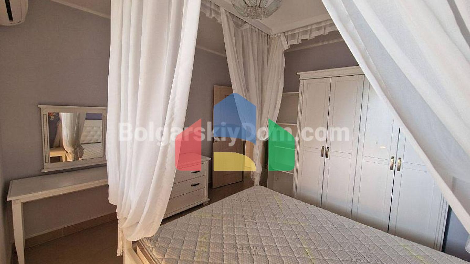 Чотирикімнатна квартира в Посейдон