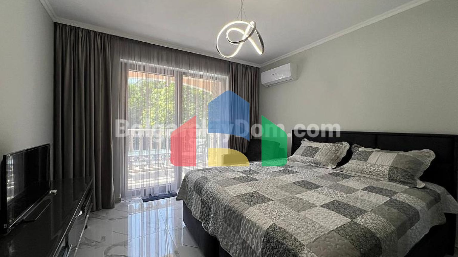 Квартира-студія в Валенсія Гарденс