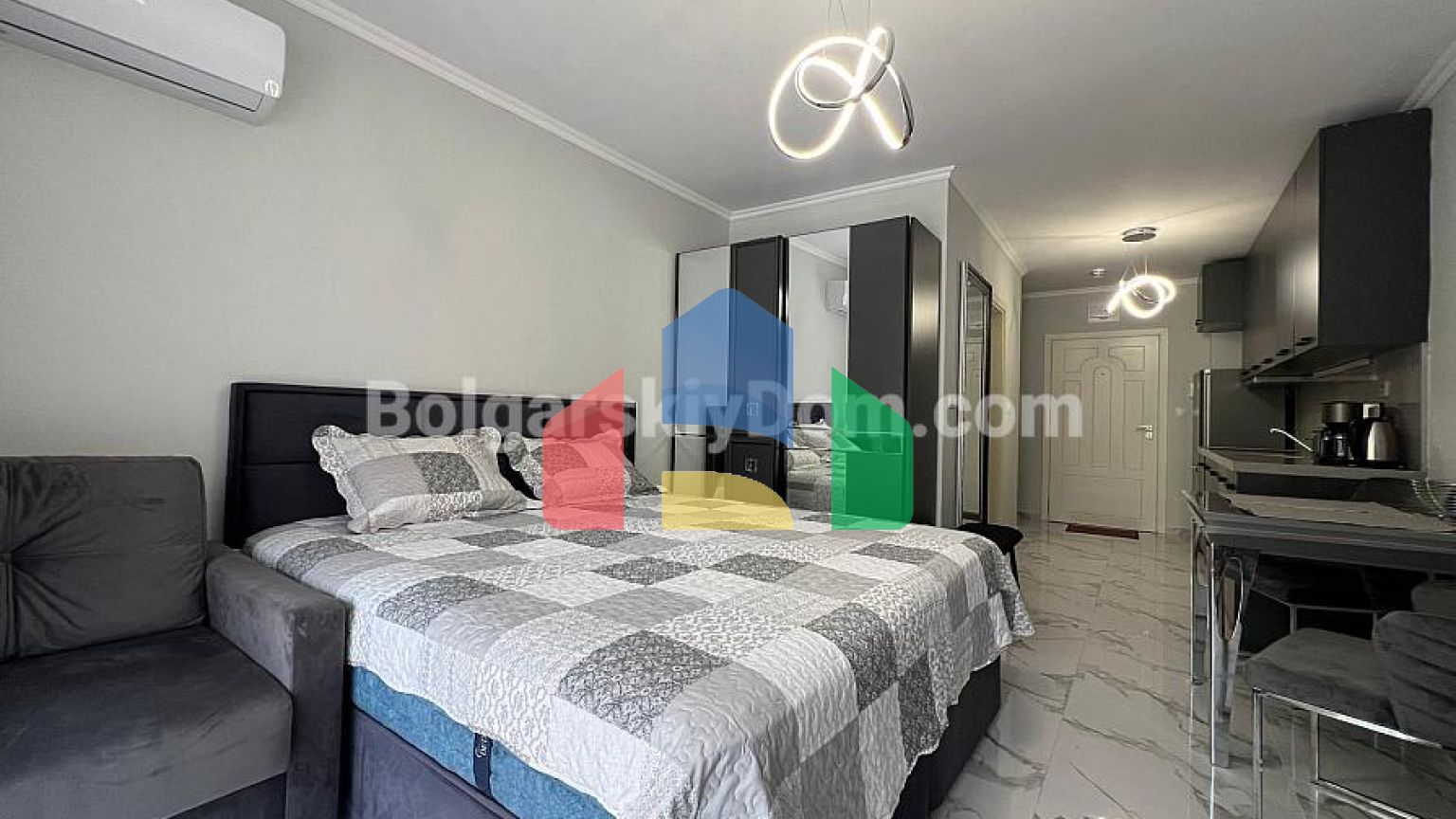 Квартира-студія в Валенсія Гарденс