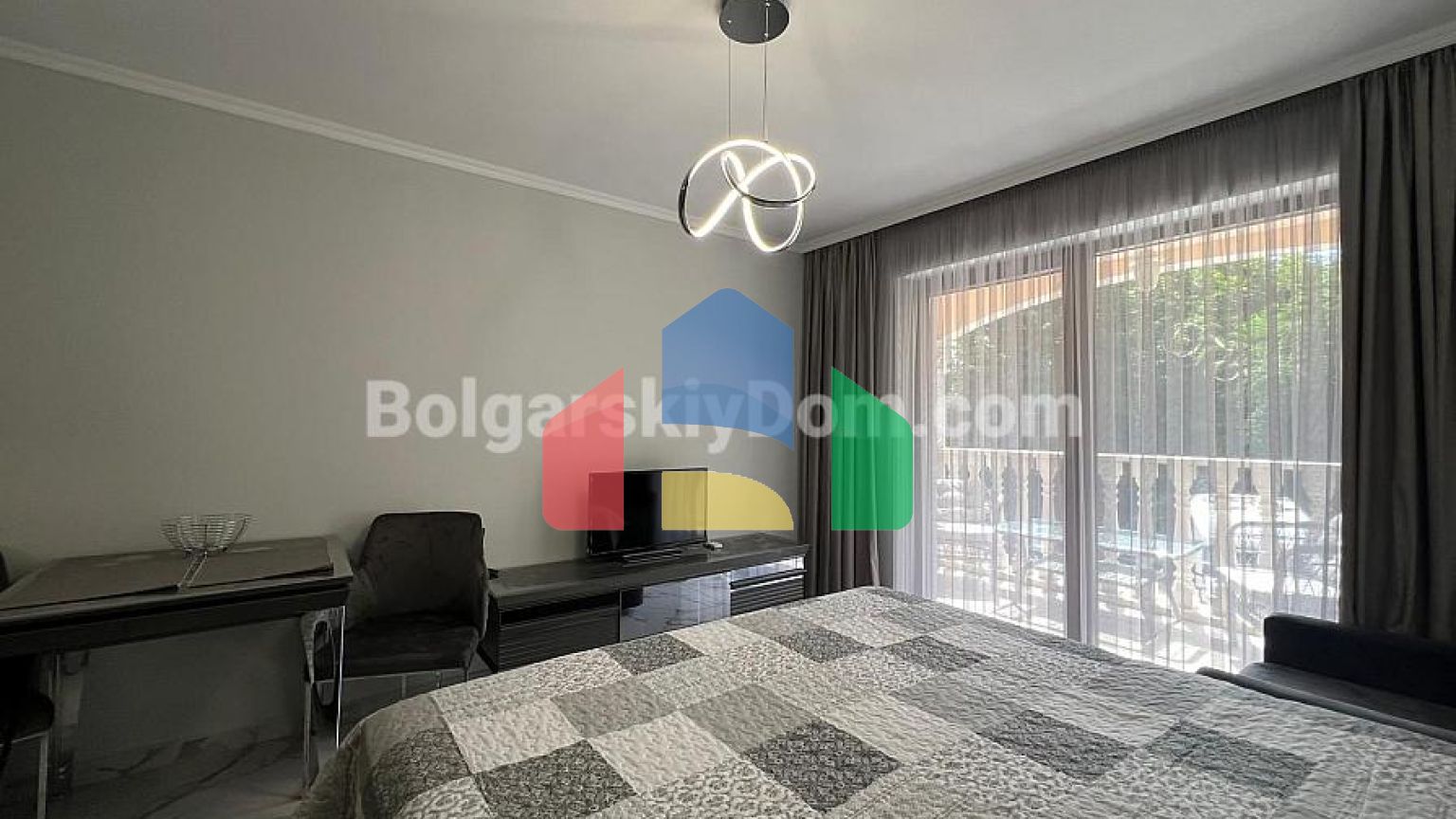 Квартира-студія в Валенсія Гарденс