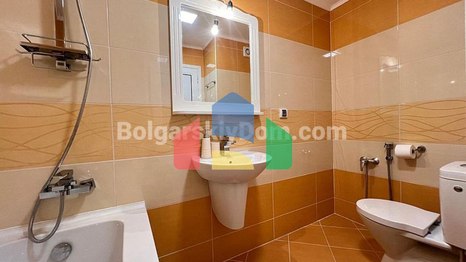 Триповерховий пентхаус в Естебан