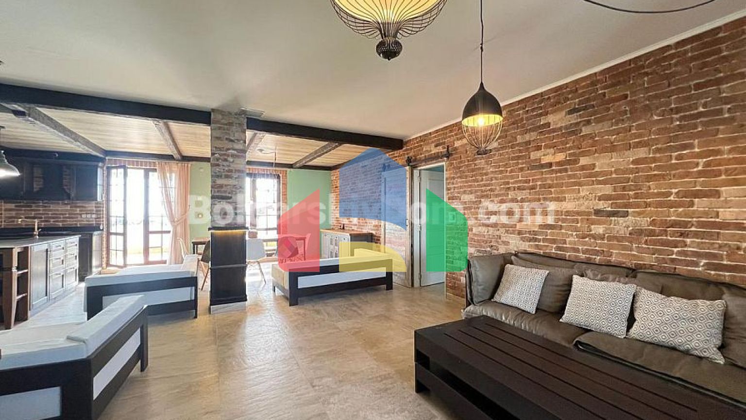 Триповерховий пентхаус в Естебан