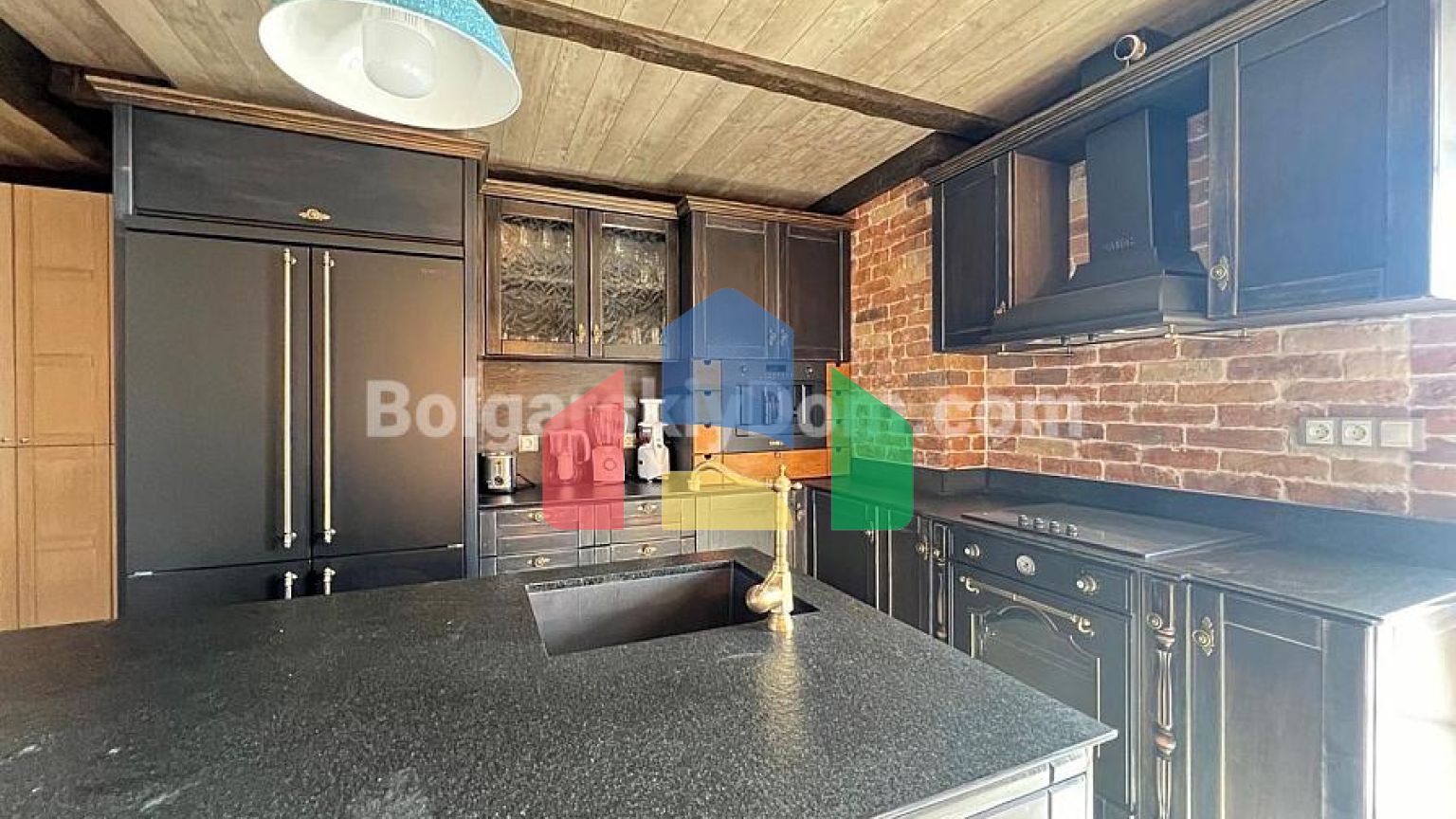 Триповерховий пентхаус в Естебан