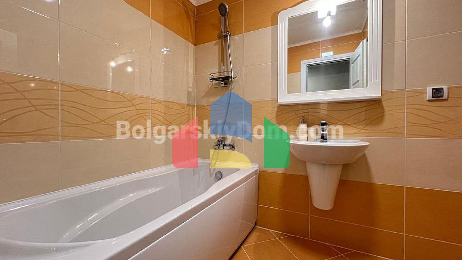 Триповерховий пентхаус в Естебан