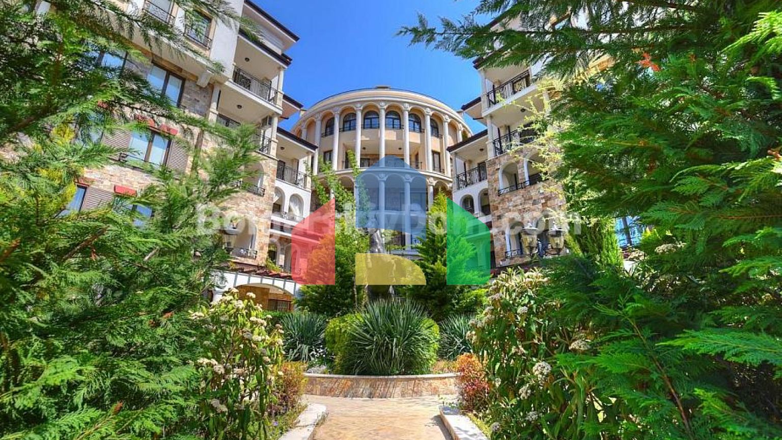 Триповерховий пентхаус в Естебан