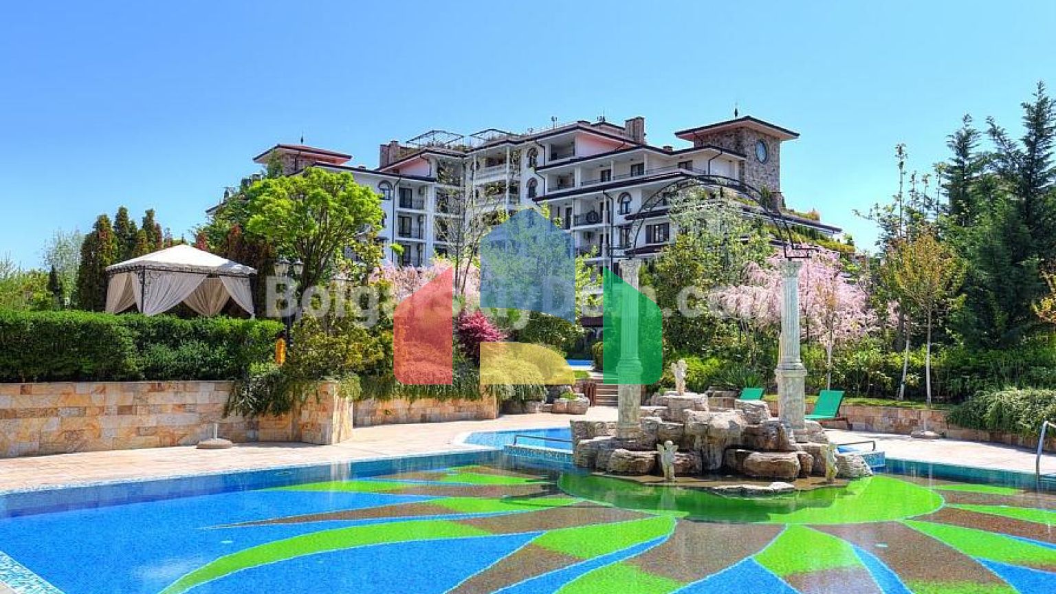 Триповерховий пентхаус в Естебан