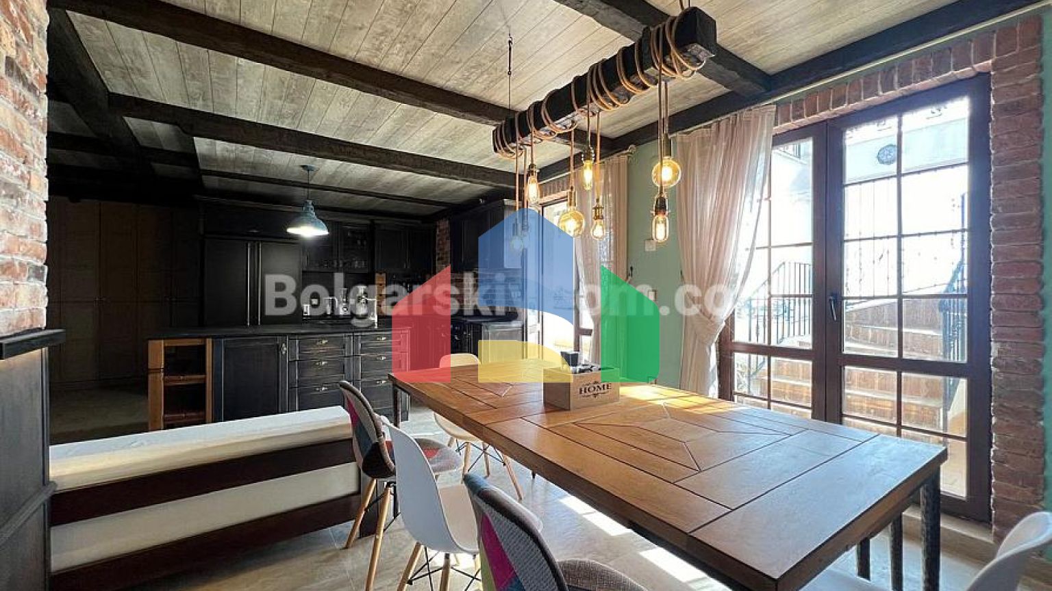 Триповерховий пентхаус в Естебан