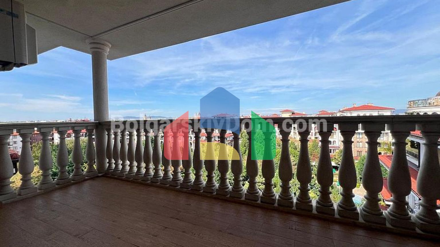 Триповерховий пентхаус в Естебан