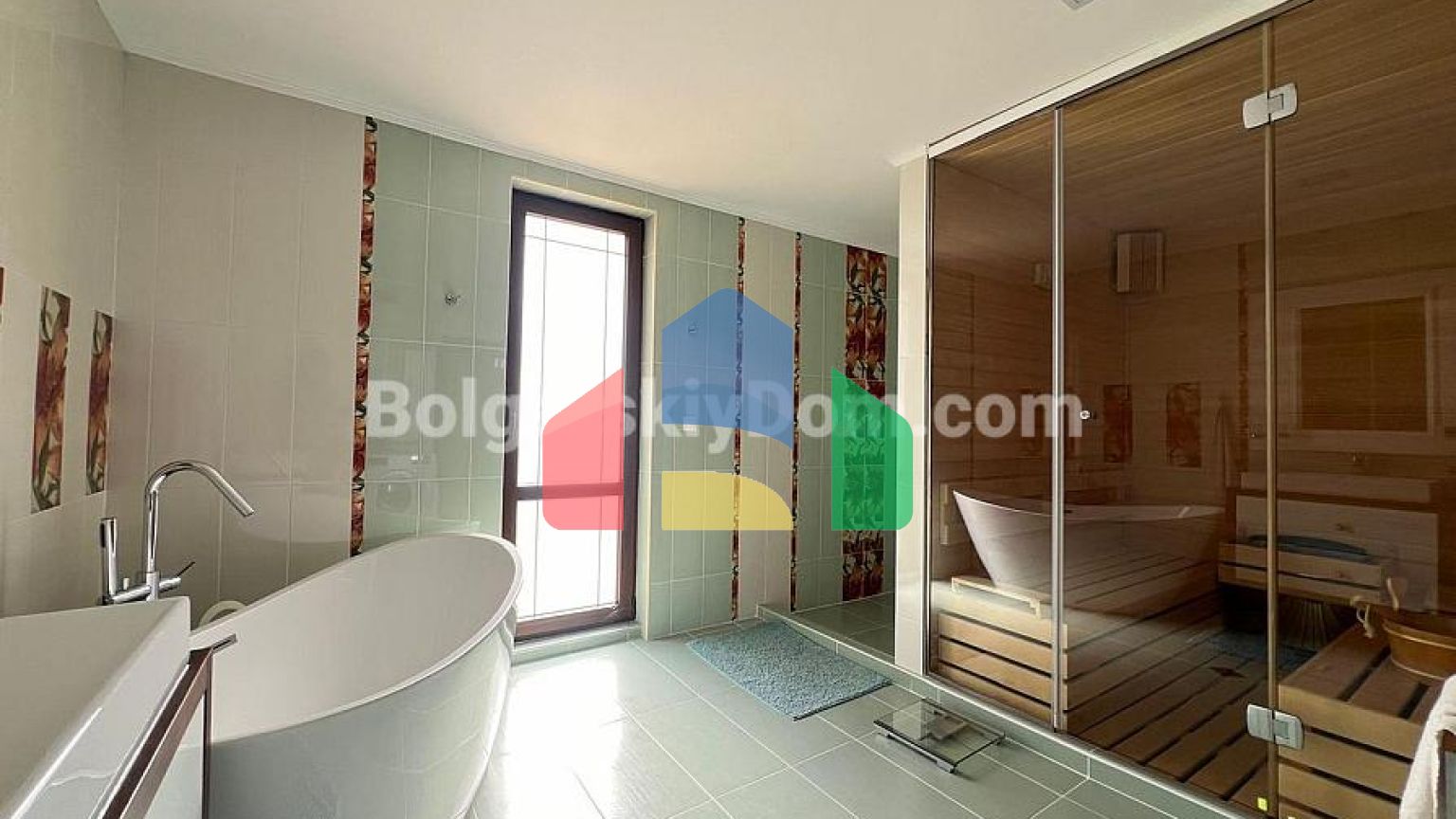 Триповерховий пентхаус в Естебан