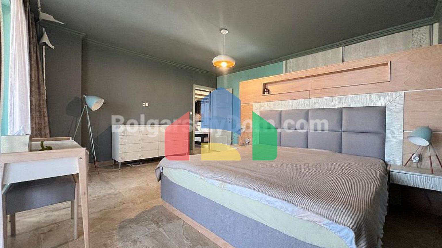 Триповерховий пентхаус в Естебан