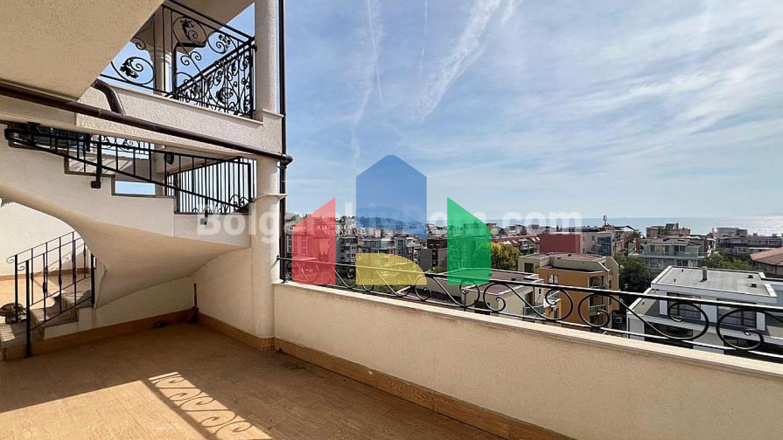 Триповерховий пентхаус в Естебан