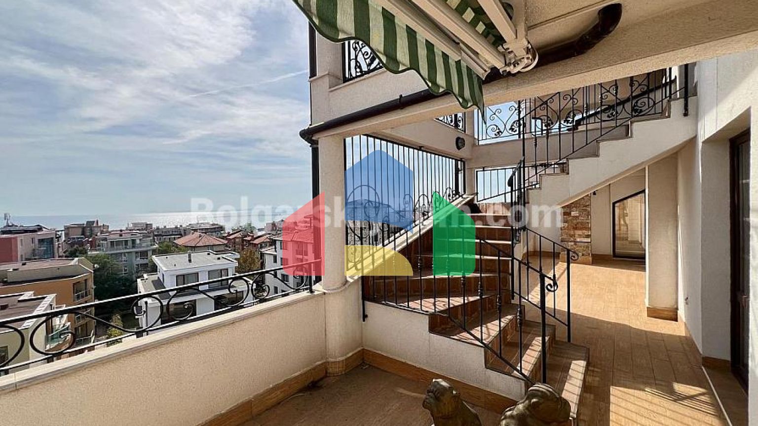 Триповерховий пентхаус в Естебан