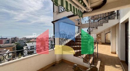 Триповерховий пентхаус в Естебан