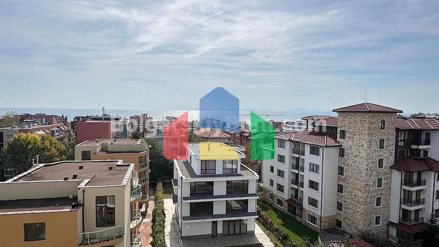 Триповерховий пентхаус в Естебан