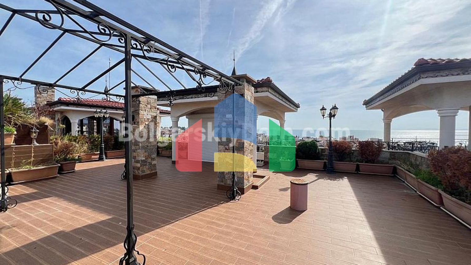 Триповерховий пентхаус в Естебан