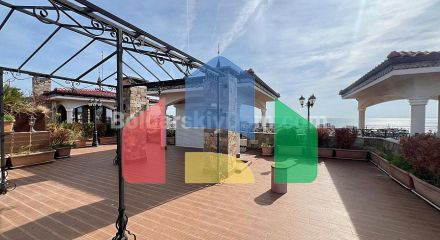 Триповерховий пентхаус в Естебан