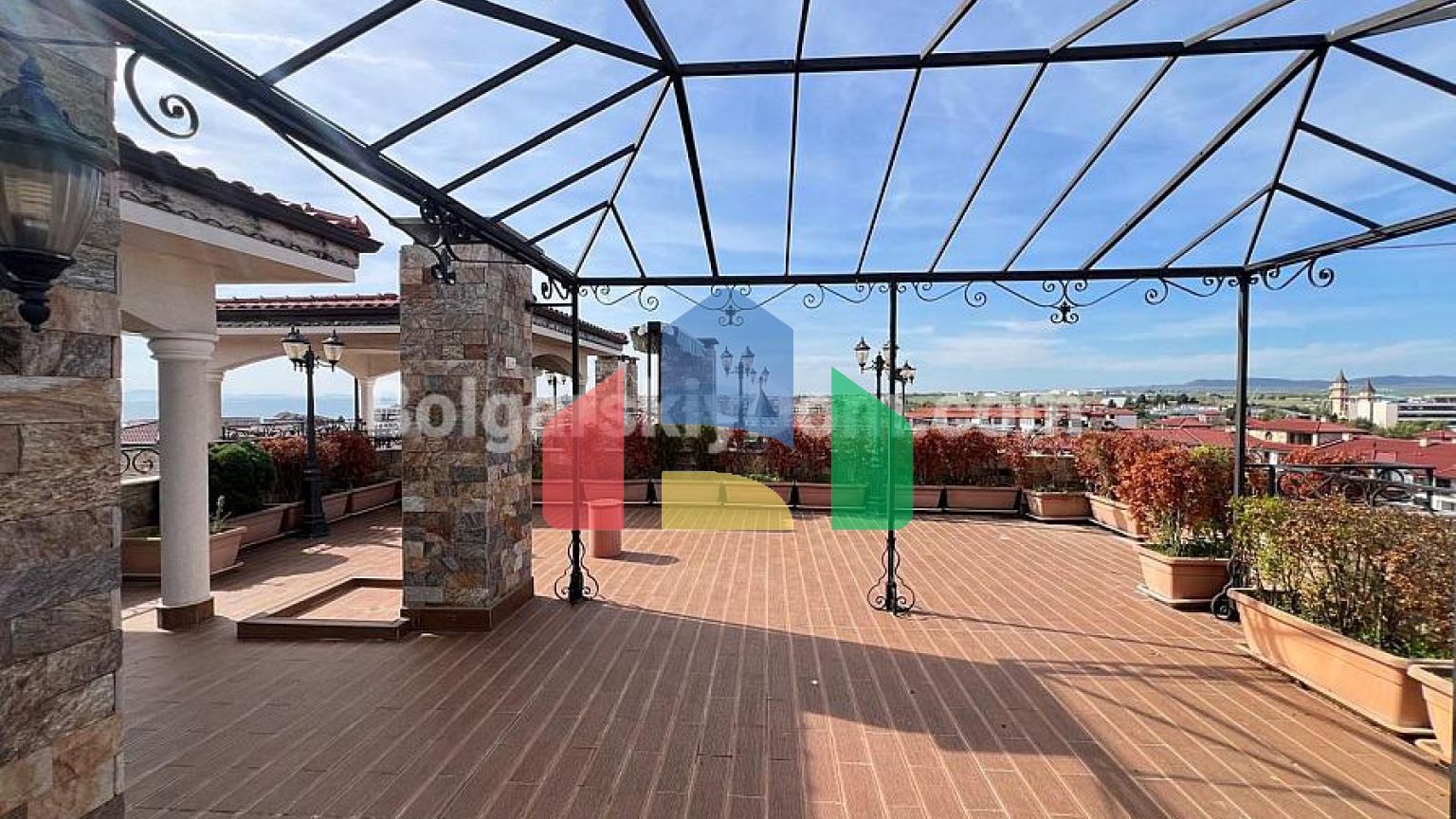 Триповерховий пентхаус в Естебан