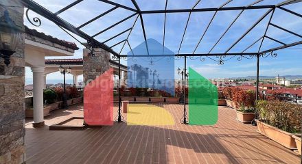 Триповерховий пентхаус в Естебан