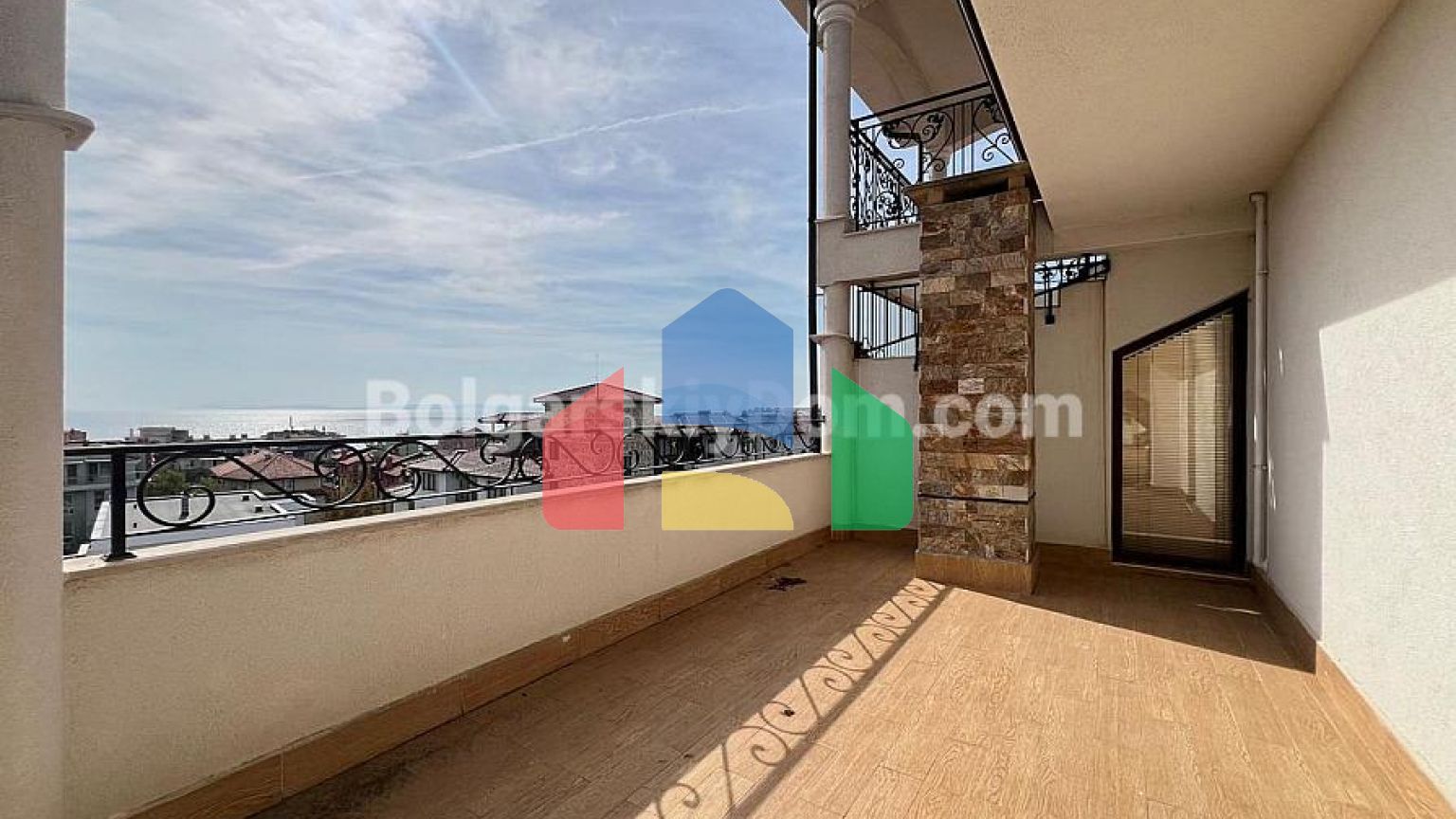 Триповерховий пентхаус в Естебан