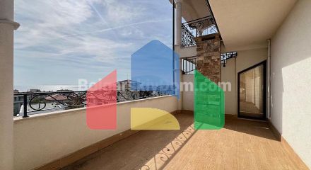 Триповерховий пентхаус в Естебан