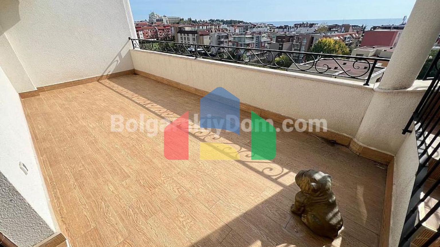 Триповерховий пентхаус в Естебан