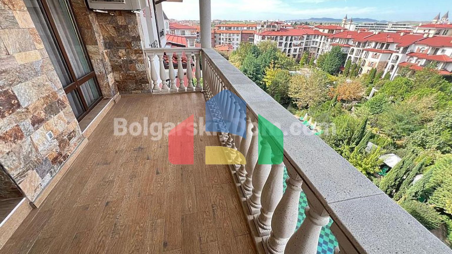 Триповерховий пентхаус в Естебан