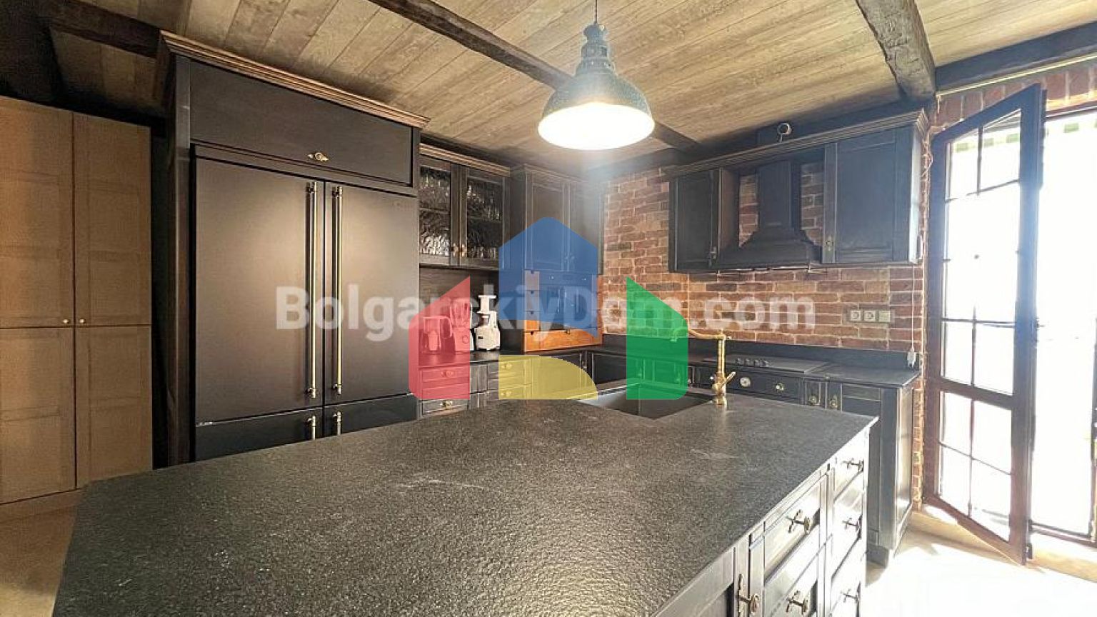 Триповерховий пентхаус в Естебан