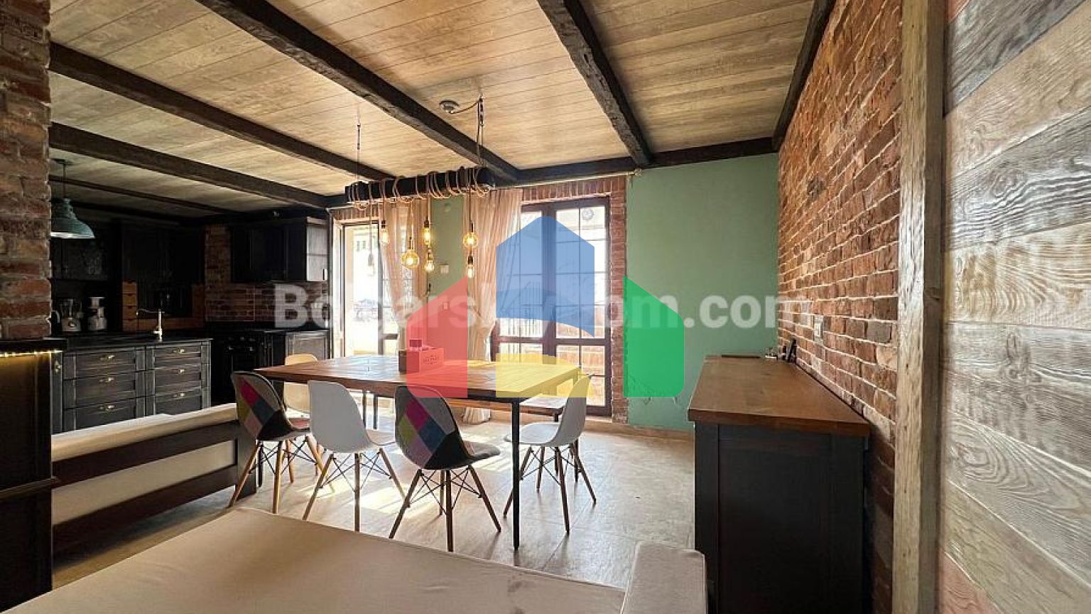 Триповерховий пентхаус в Естебан