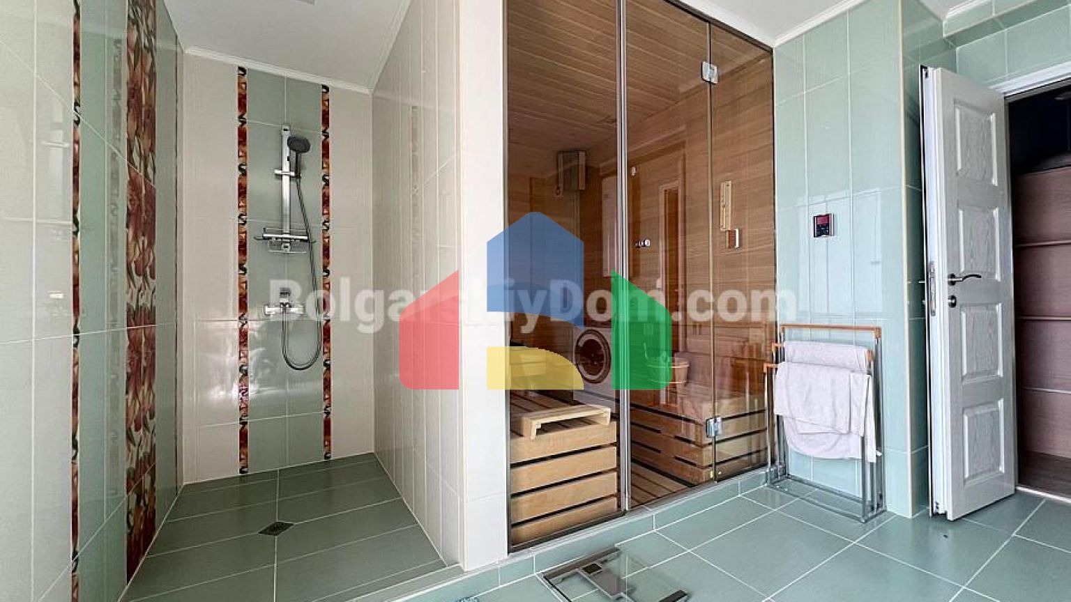 Триповерховий пентхаус в Естебан