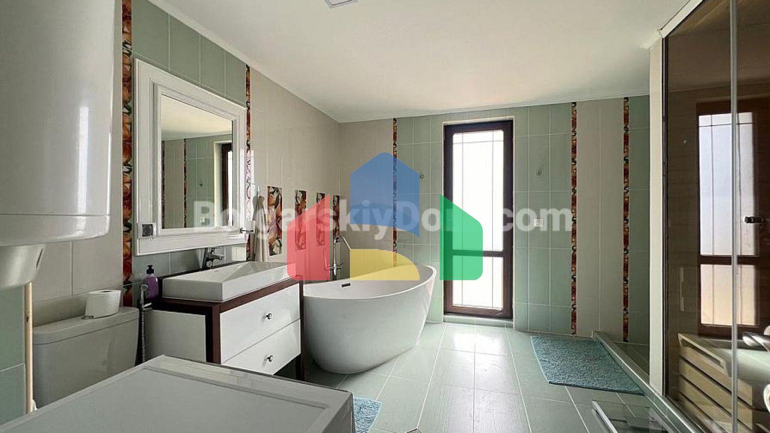 Триповерховий пентхаус в Естебан