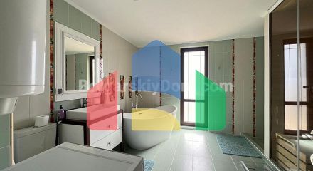 Триповерховий пентхаус в Естебан