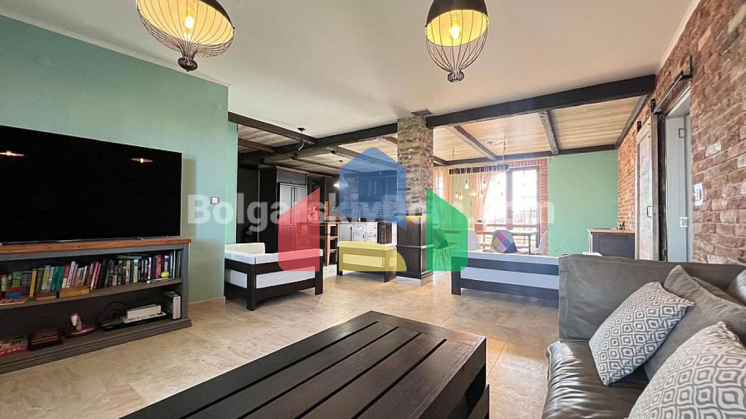 Триповерховий пентхаус в Естебан