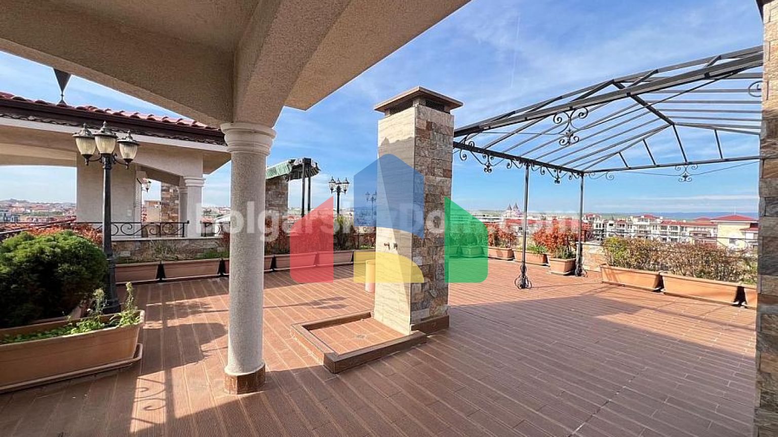 Триповерховий пентхаус в Естебан