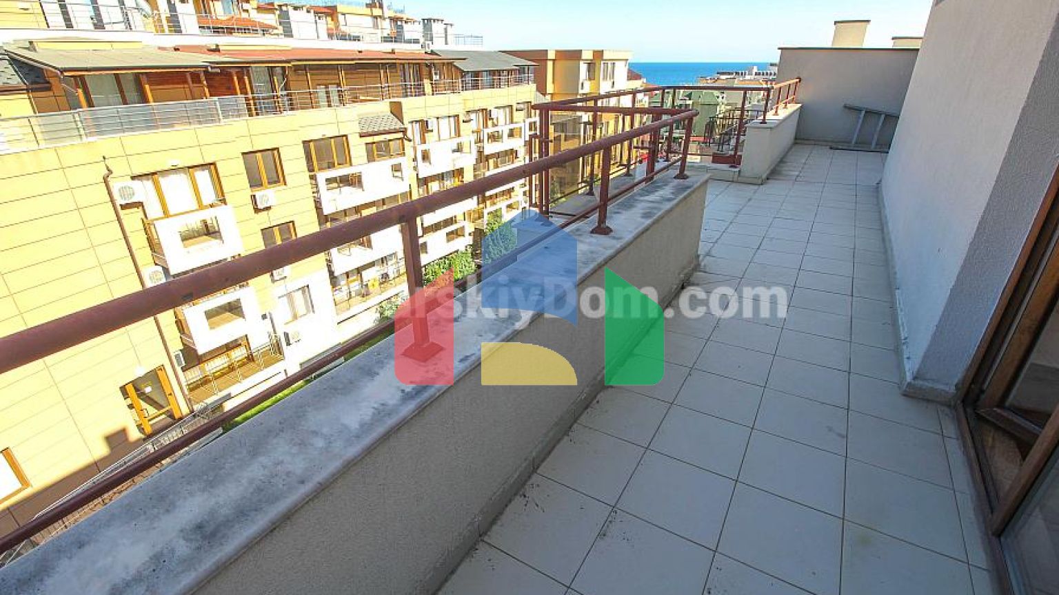 Трикімнатний пентхаус в Хелиос